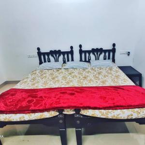 Uma cama ou camas num quarto em Chandraprabha Nyahari Niwas