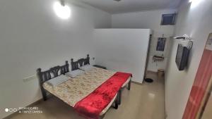 Uma cama ou camas num quarto em Chandraprabha Nyahari Niwas