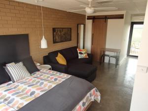 um quarto com uma cama e um sofá em Wahgunyah Motel em Wahgunyah