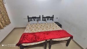 Uma cama ou camas num quarto em Chandraprabha Nyahari Niwas