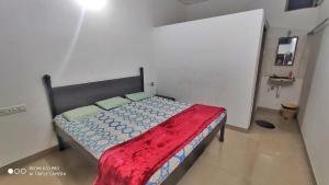 Uma cama ou camas num quarto em Chandraprabha Nyahari Niwas