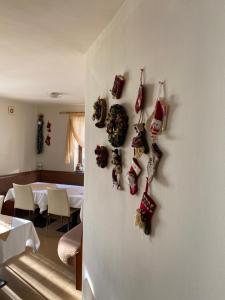 パンポロボにあるRaikov Ski Lodge private apartmentsのクリスマス装飾が掛けられた壁