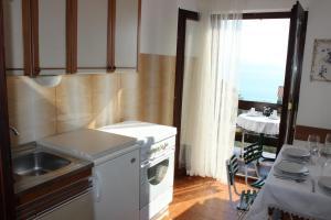 Kuchyň nebo kuchyňský kout v ubytování Apartments Petrada