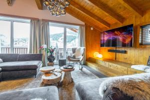 Televízia a/alebo spoločenská miestnosť v ubytovaní Chalet Dorf Wagrain Alpenleben by AlpenTravel