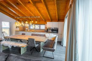 Kuchyňa alebo kuchynka v ubytovaní Chalet Dorf Wagrain Alpenleben by AlpenTravel