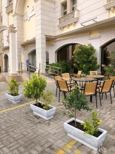 الشرفه لوفت في الرياض: فناء به طاولة وكراسي وأشجار