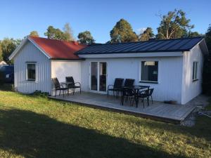 una casa con terrazza arredata con tavolo e sedie di Ljugarn Holiday Home a Ljugarn