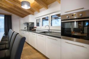 Kuchyňa alebo kuchynka v ubytovaní Chalet Dorf Wagrain Alpenleben by AlpenTravel