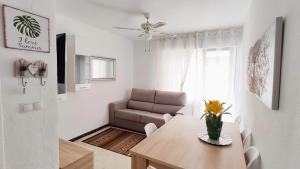 un soggiorno con tavolo e divano di Sunny apartment near the beach a Santa Pola