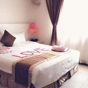 um quarto com uma cama com um bolo em Nanjing Restaurant & Motel em Kampala