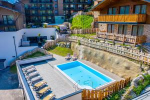 Bazén v ubytovaní Chalet Dorf Wagrain Alpenleben by AlpenTravel alebo v jeho blízkosti