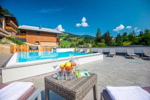 Bazén v ubytovaní Chalet Dorf Wagrain Alpenleben by AlpenTravel alebo v jeho blízkosti
