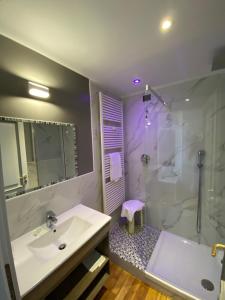 y baño con lavabo blanco y ducha. en Artua'&Solferino, en Turín