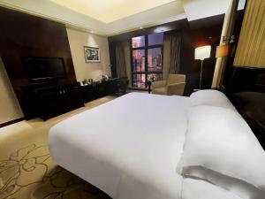 Postel nebo postele na pokoji v ubytování Lv Shou Hotel