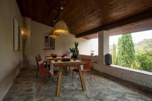 uma sala de jantar com uma mesa de madeira e cadeiras em Casa Di Angeli em Corbara