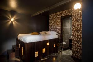 a bedroom with a large bed and a shower at Casa Di Angeli in Corbara