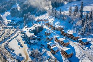 - une vue aérienne sur un complexe dans la neige dans l'établissement Chalet Dorf Wagrain Alpenleben by AlpenTravel, à Wagrain