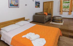 Holiday Home Stari Zoganj في Potomje: غرفة نوم عليها سرير وفوط