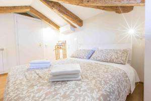 ein Schlafzimmer mit einem Bett mit Handtüchern darauf in der Unterkunft CA GRIMANI private terrace in Venedig