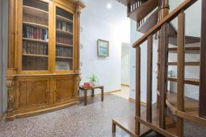 duża drewniana szafka w pokoju ze schodami w obiekcie CA GRIMANI private terrace w Wenecji