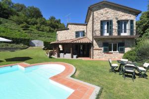 een huis met een zwembad voor een huis bij Casa Brogi in Greve in Chianti