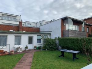 a backyard with a ping pong table in the grass at Frisiastraße 21 in Norderney