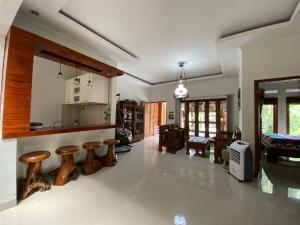 eine Küche und ein Wohnzimmer mit Holzhockern in der Unterkunft Rengganis Homestay in Yogyakarta