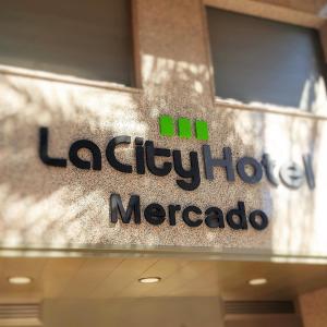 ein Schild für die Lobby eines Laiglip-Morocco in der Unterkunft La City Mercado in Alicante
