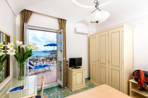 a living room with a view of the ocean at Hotel San Lorenzo Thermal Spa in Ischia