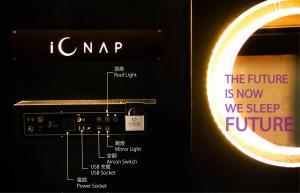 un microondas con una luz en el lateral en The Nap Mong Kok, en Hong Kong