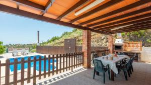 Ein Balkon oder eine Terrasse in der Unterkunft Villa Belen Torrox by Ruralidays