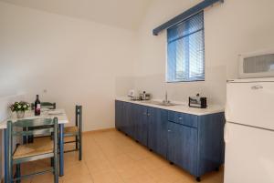 Kuchyň nebo kuchyňský kout v ubytování Matina Pefkos Aparthotel