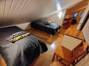 Habitación con cama, banco y mesa. en Levikaira Apartments - Log Cabins, en Levi