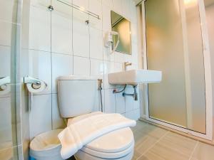 Koupelna v ubytování วัน บัดเจท เชียงราย สนามบิน One Budget Hotel Chiangrai Airport + 37 fotografií