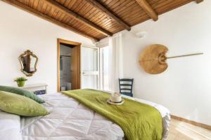 ein Schlafzimmer mit einem Bett, auf dem eine grüne Decke liegt in der Unterkunft villa Sun in Alcamo + 36 Fotos