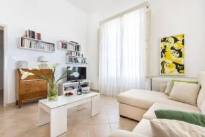 ein weißes Wohnzimmer mit einer Couch und einem Tisch in der Unterkunft villa Sun in Alcamo