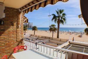 balkon z widokiem na plażę w obiekcie LOS RANCHOS PREMIUM Levante Beach w mieście Benidorm