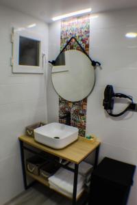 łazienka z umywalką i lustrem w obiekcie LOS RANCHOS PREMIUM Levante Beach w mieście Benidorm +36 zdjęć