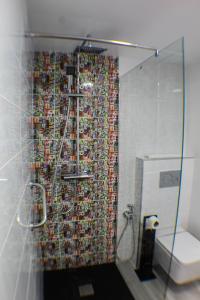 łazienka z prysznicem i toaletą w obiekcie LOS RANCHOS PREMIUM Levante Beach w mieście Benidorm