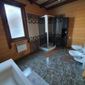 a bathroom with two sinks and a shower at CHALETS GREY GOOSE in Yablunytsya +40 photos