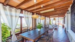 una sala da pranzo con tavolo e sedie in legno di Villa Pinto Torrox by Ruralidays a Torrox