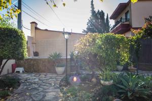 Ogród w obiekcie FLORIT FLATS - The Orange Lemon Tree House