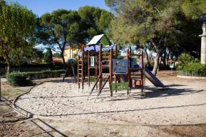 Plac zabaw dla dzieci w obiekcie FLORIT FLATS - The Orange Lemon Tree House