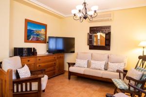 Telewizja i/lub zestaw kina domowego w obiekcie FLORIT FLATS - The Orange Lemon Tree House