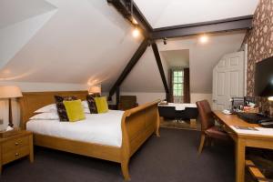 Cette chambre comprend un lit et un bureau. dans l'établissement Hotel Du Vin & Bistro York, à York