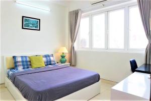 Giường trong phòng chung tại M-H Serviced Apartment