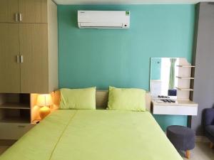 Giường trong phòng chung tại M-H Serviced Apartment