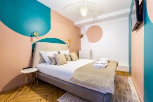 1 dormitorio con cama y pared azul en CMG - Bastille / Charonne, en París