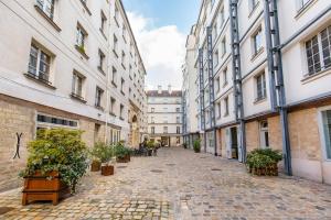 una calle vacía en una ciudad con edificios en CMG - Bastille / Charonne, en París