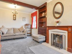 uma sala de estar com um sofá e uma lareira em Silver Crooks em Holsworthy